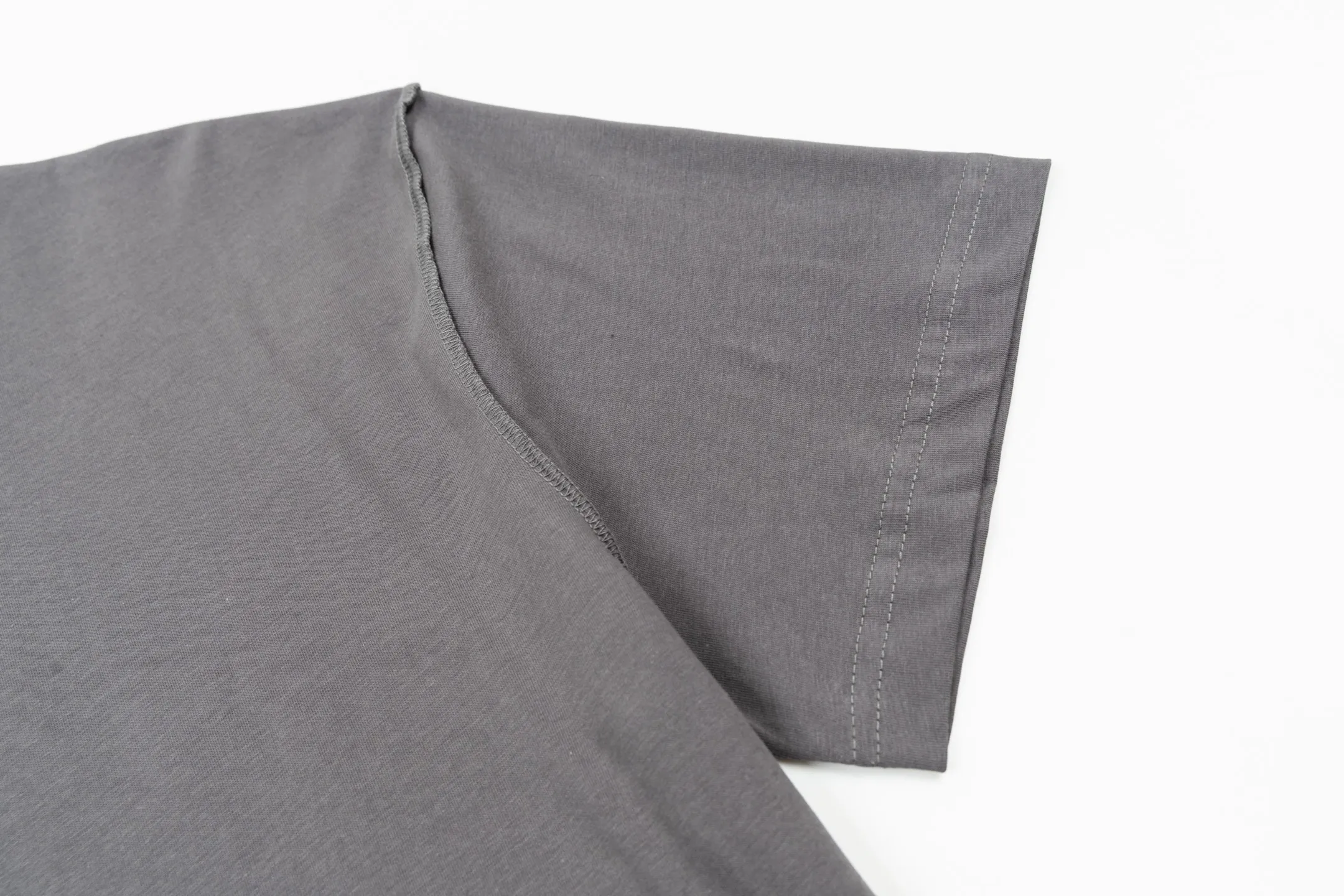 🅿️280 1v 25SS embossed short sleeves (grey) The fabric is made of 24S 185g special woven compact cotton fabric, and the rib is made of 32S 300g double yarn rib. It is woven with 24-count special compact cotton yarn. The weaving process requires high standards and requires the use of advanced looms and high-quality raw materials. Specially woven compact cotton has many advantages, such as softness and comfort, good breathability, strong wrinkle resistance, good durability, etc.; it has a tighter, softer and more delicate texture and feel. The chest logo is embroidered with a silicone backing, and a flexible silicone pad is pre-placed under the embroidery thread, giving the pattern a full three-dimensional feel and a unique soft elastic touch. It solves the stiffness problem of traditional embroidery, and enhances the visual level through the collision of materials, becoming the visual focus of integrating technology and handicrafts. The topstitching on the shoulders uses a special tension process to form flip-effect stitching, transforming the original functional stitching into a decorative element. The back-stitched cuff process accurately hides the seams on the inside, leaving only the pure outline of a complete rib. Echoing this is the mirror-image flip-stitching of the woven label on the back so that the glossy side of the label faces outwards, both of which create an inside-out design detail. Size:XS-S-M-L
